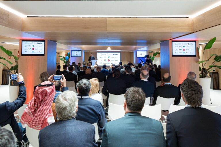 نادي الأنصار يشارك راعياً في منتدى الشرق الأوسط للاستثمار الرياضي في مدريد